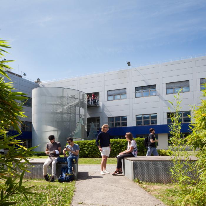 UniBg students in the yard of Caniana